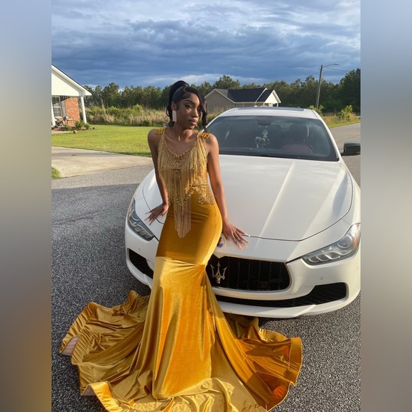 I’m selling my prom dress I paid$950but I’m willing to sell it for$600 - Picture 4 of 4